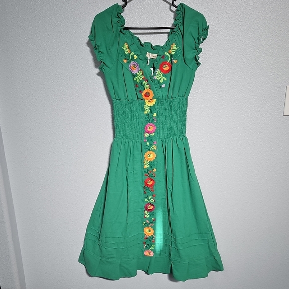 Dresses & Skirts - Green Floral Embroidered Dress
